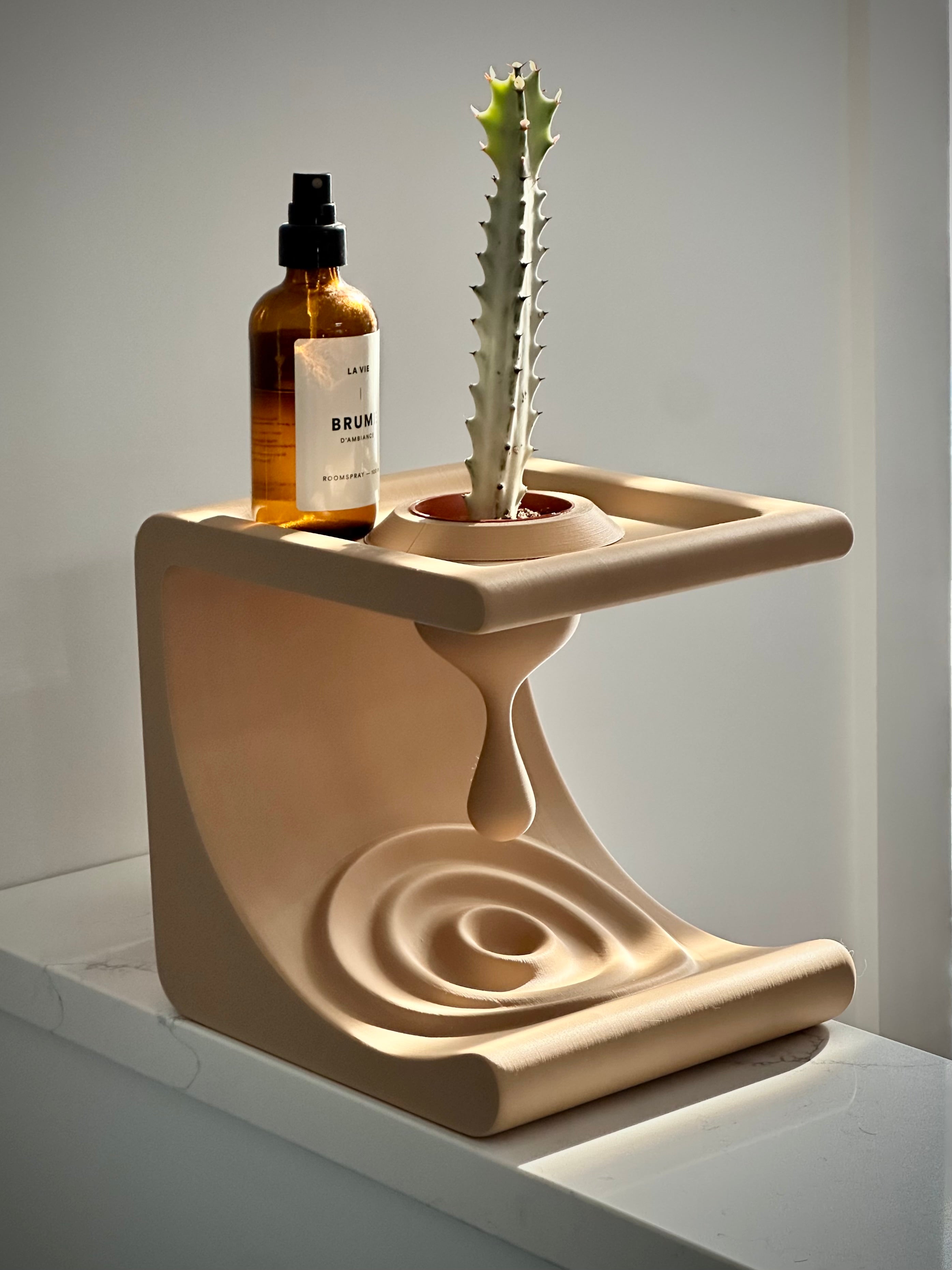 Comma Shelf: Minimalistisches Design für Alltagsgegenstände
