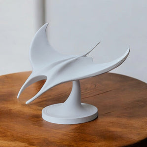 Dekorative Manta-Rochen-Skulptur Weiß