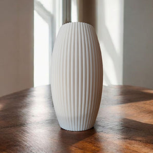 Gerippte Vase in modernem, abgerundetem Design