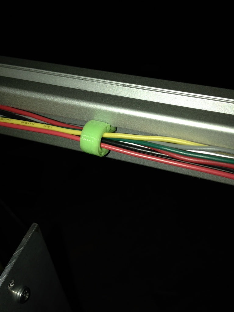 Drehen und befestigen Sie die Extrusionsdrahtführungen
