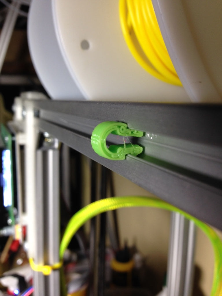 Drehen und befestigen Sie die Extrusionsdrahtführungen