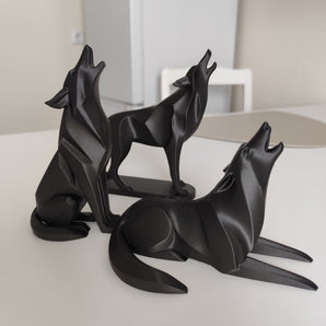Minimalistische Skulptur eines liegenden heulenden Wolfes