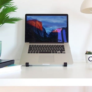 Geometrischer Ständer für MacBook Pro 2016