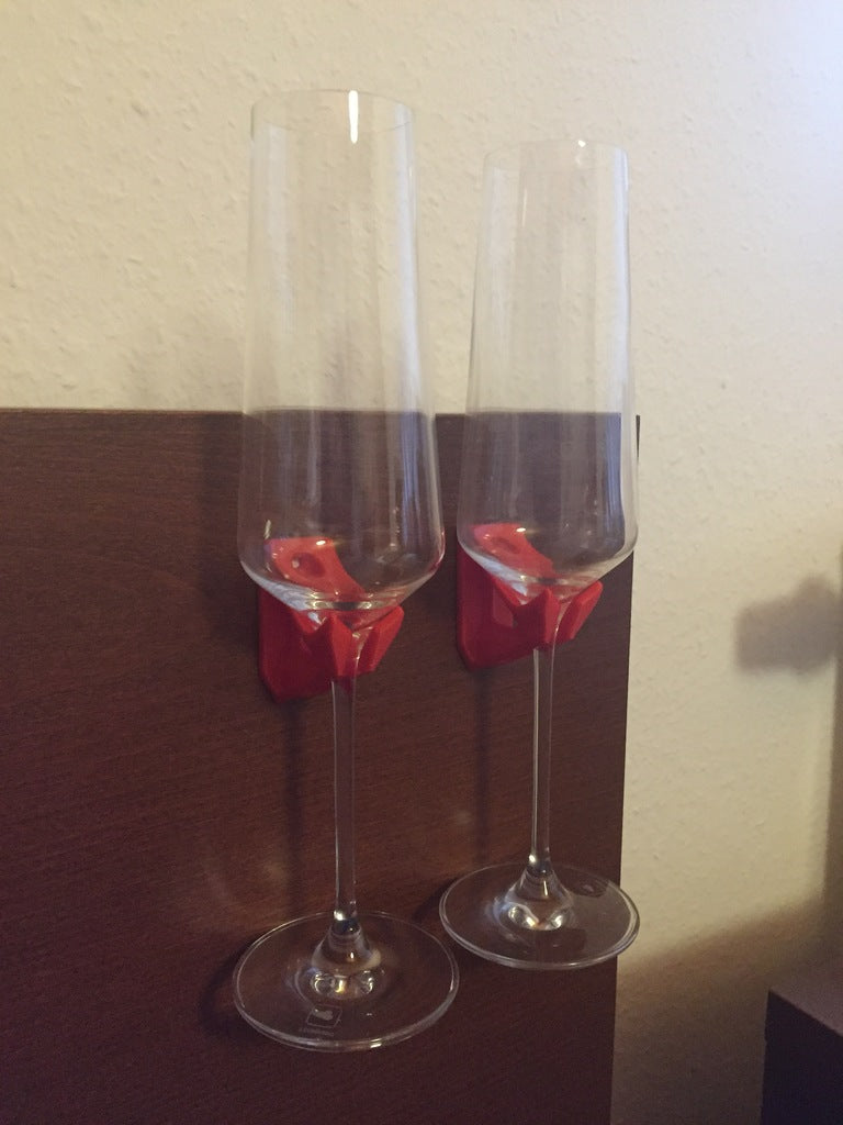 Eleganter Sektglashalter zur Wandmontage