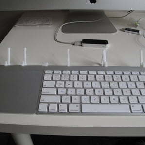 Einfacher Ständer für iPhone und iPad mit Integration für Apple Wireless Keyboard und Trackpad