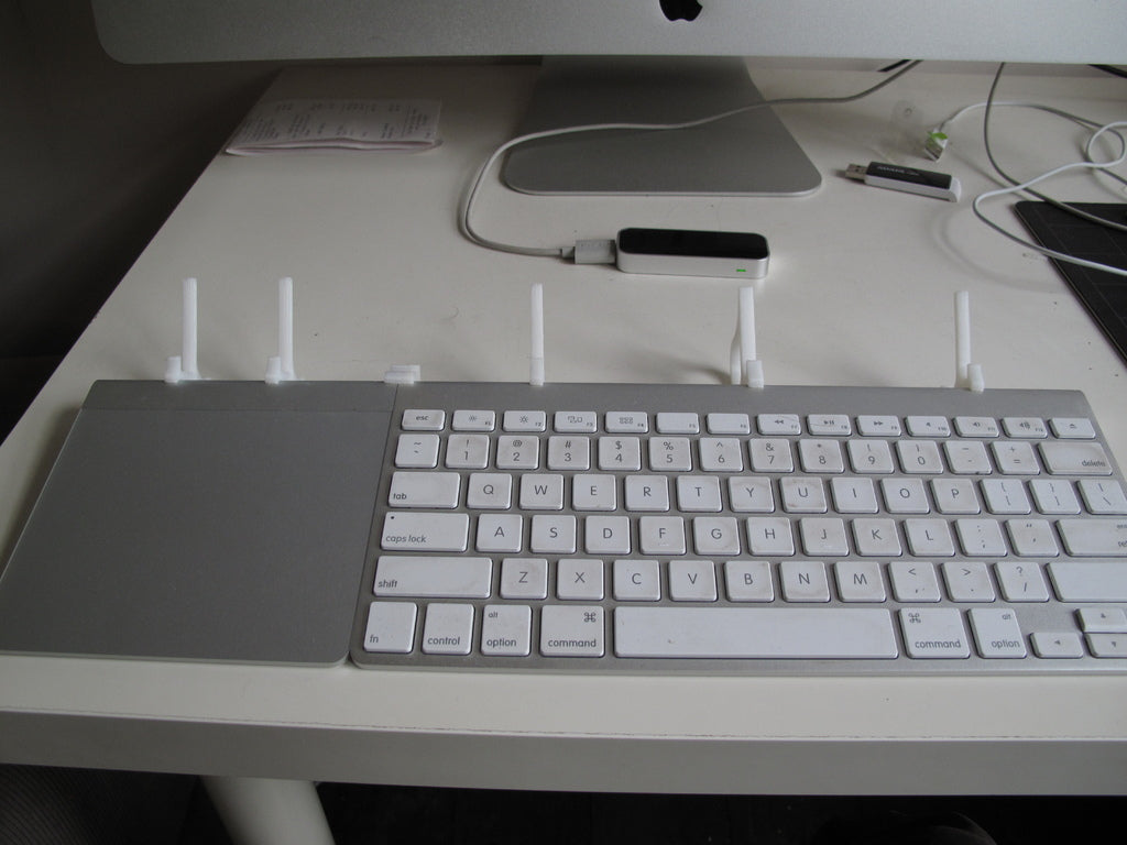 Einfacher iPhone- und iPad-Ständer für Apple Wireless Keyboard und Trackpad