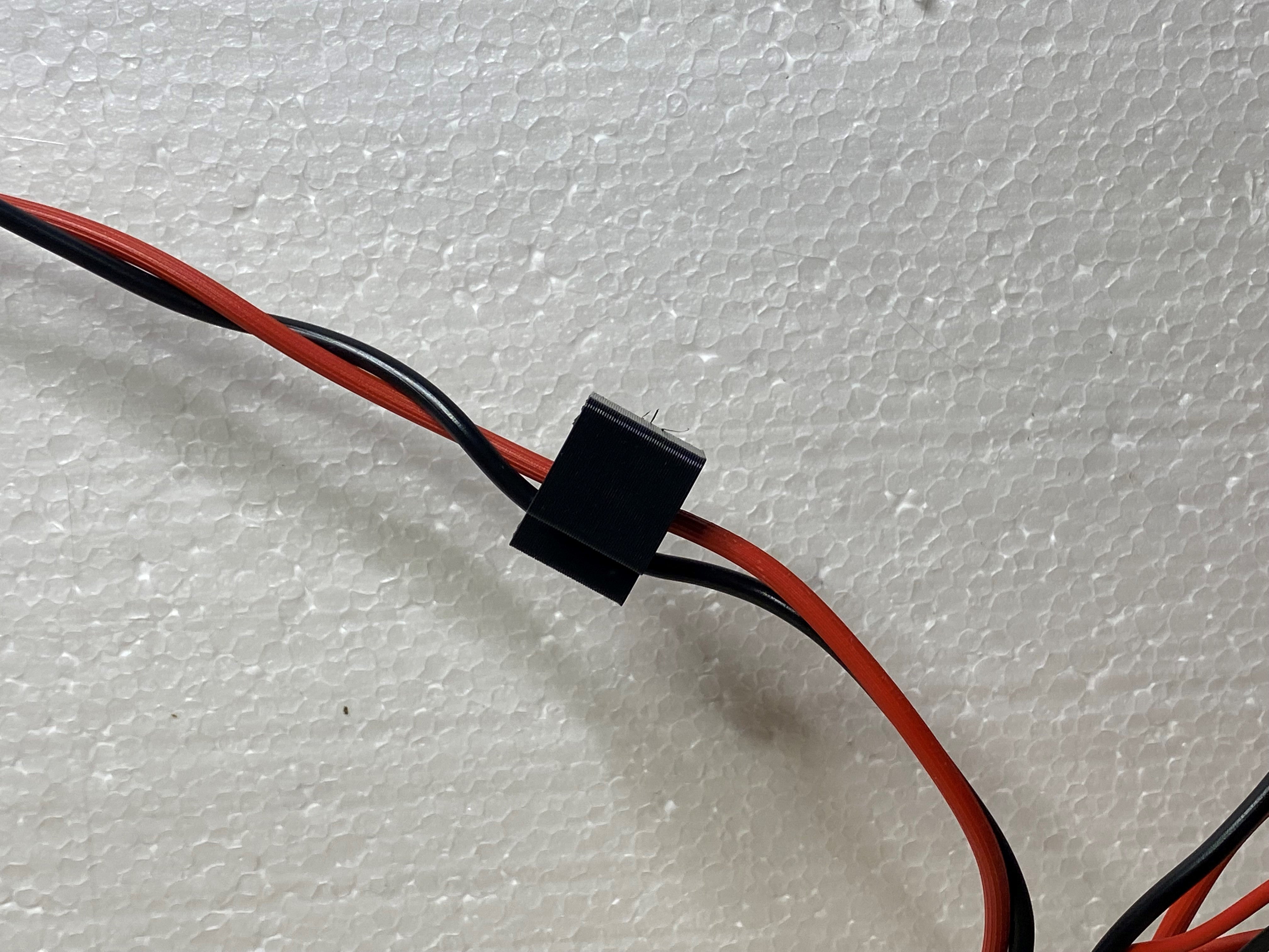 Einfacher Kabelhalter zum Organisieren von Kabeln