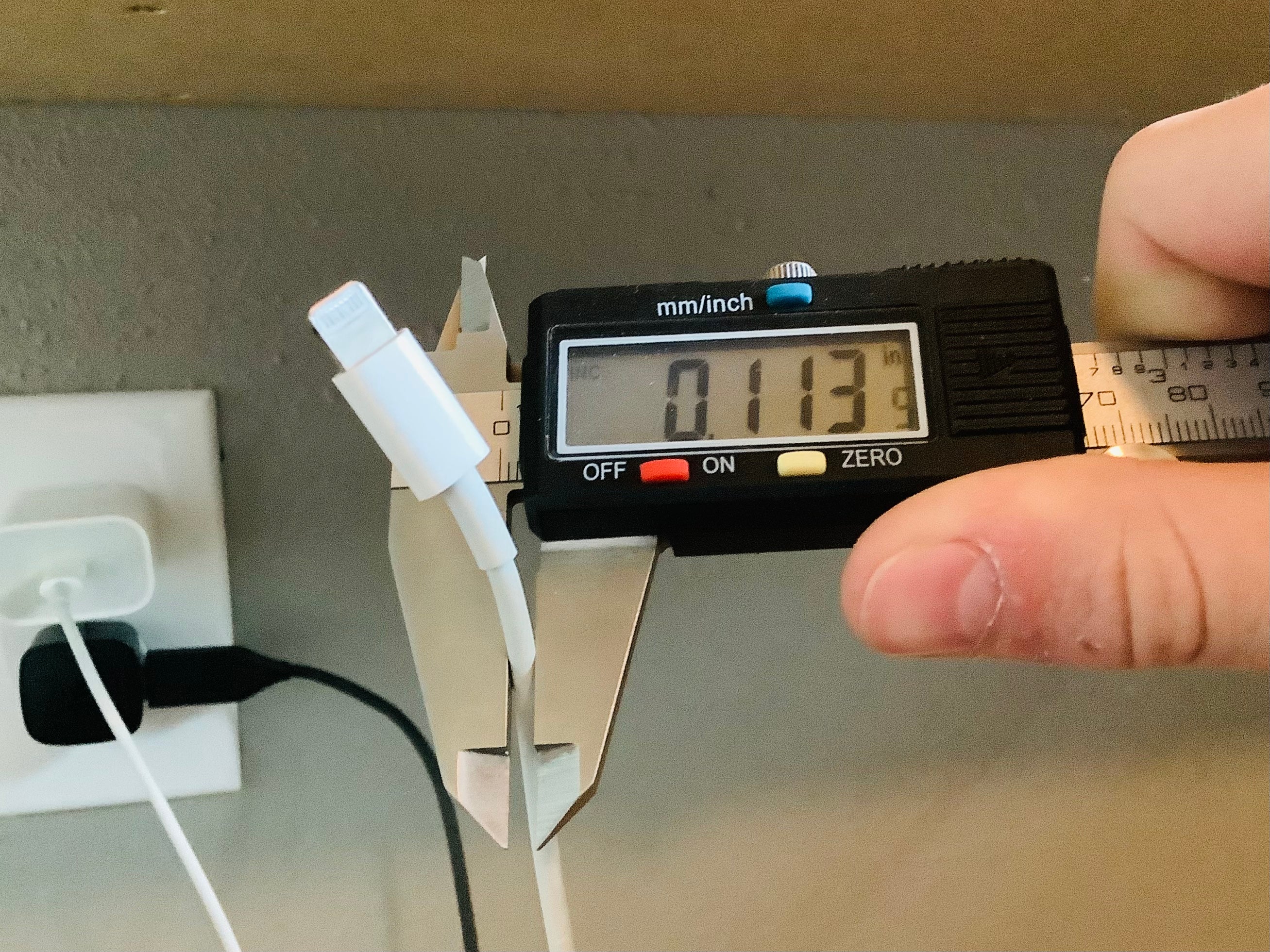 Kabelclips für Ordnung auf dem Schreibtisch und in den Regalen