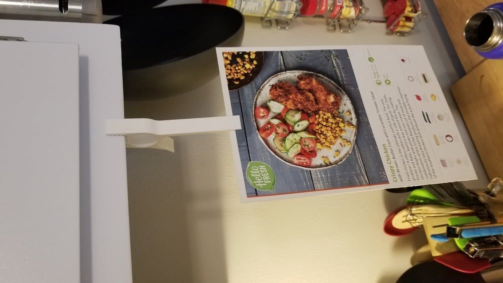 Praktischer Rezepthalter für den Küchenschrank
