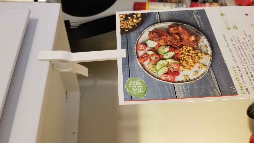 Praktischer Rezepthalter für den Küchenschrank