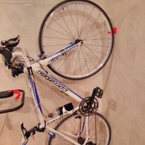Platzsparender vertikaler Fahrradständer