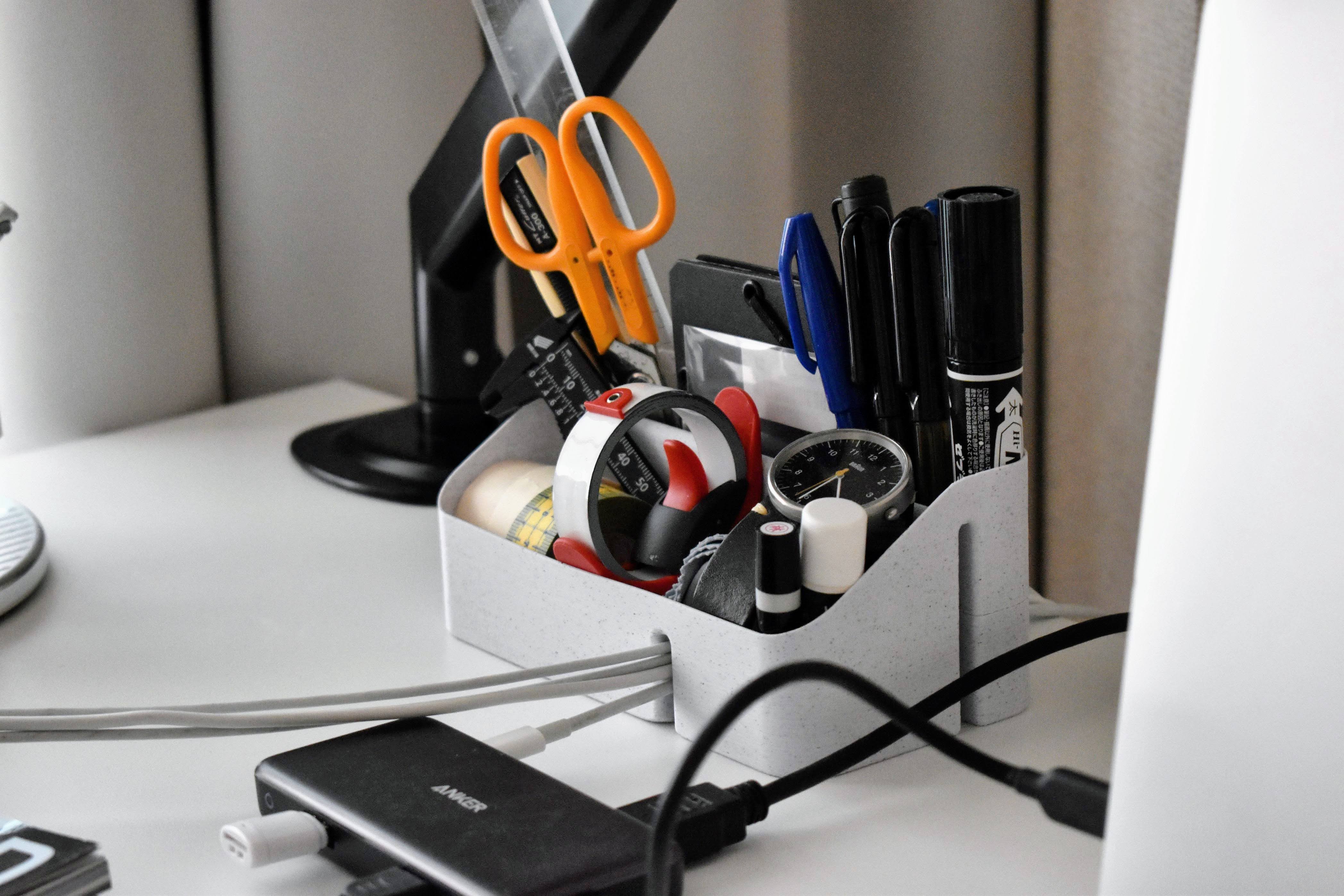 Schreibtisch-Organizer mit Kabelhalter