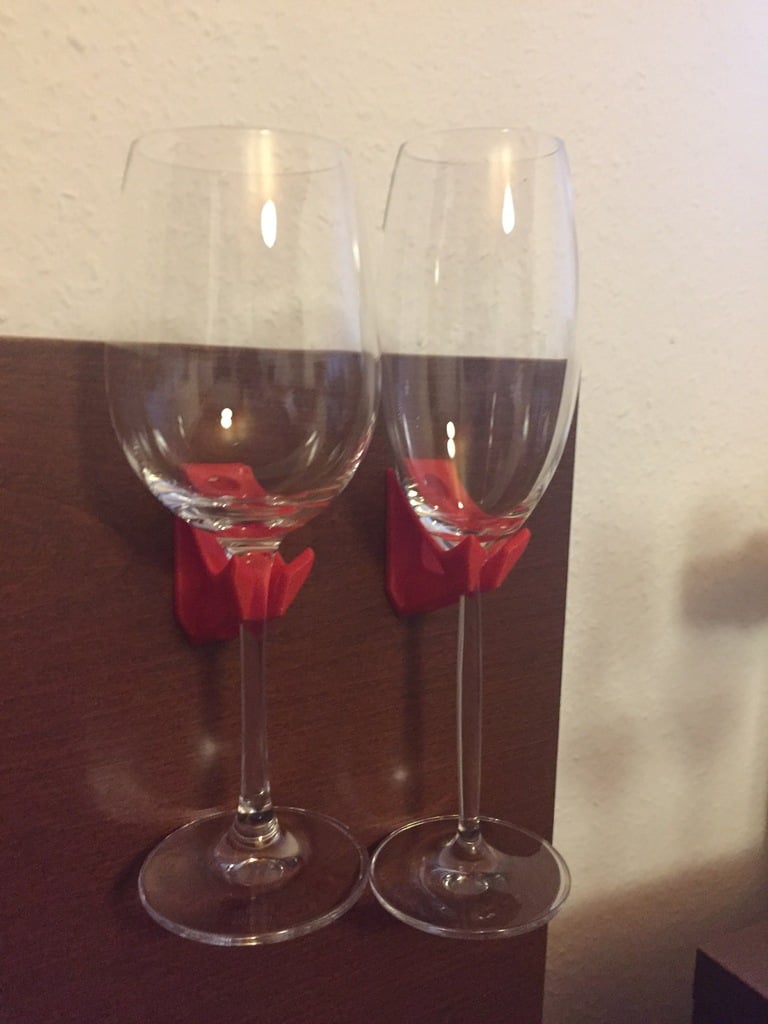 Eleganter Sektglashalter zur Wandmontage
