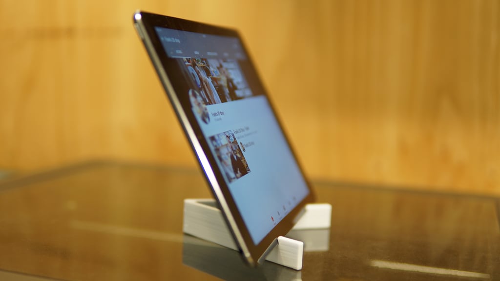Tragbarer iPad-Ständer mit funktionellem Scharnier