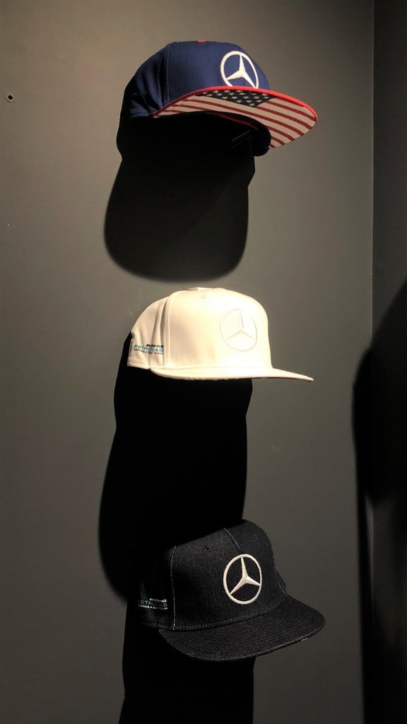 Wandmontierter Displayhalter für Kappen