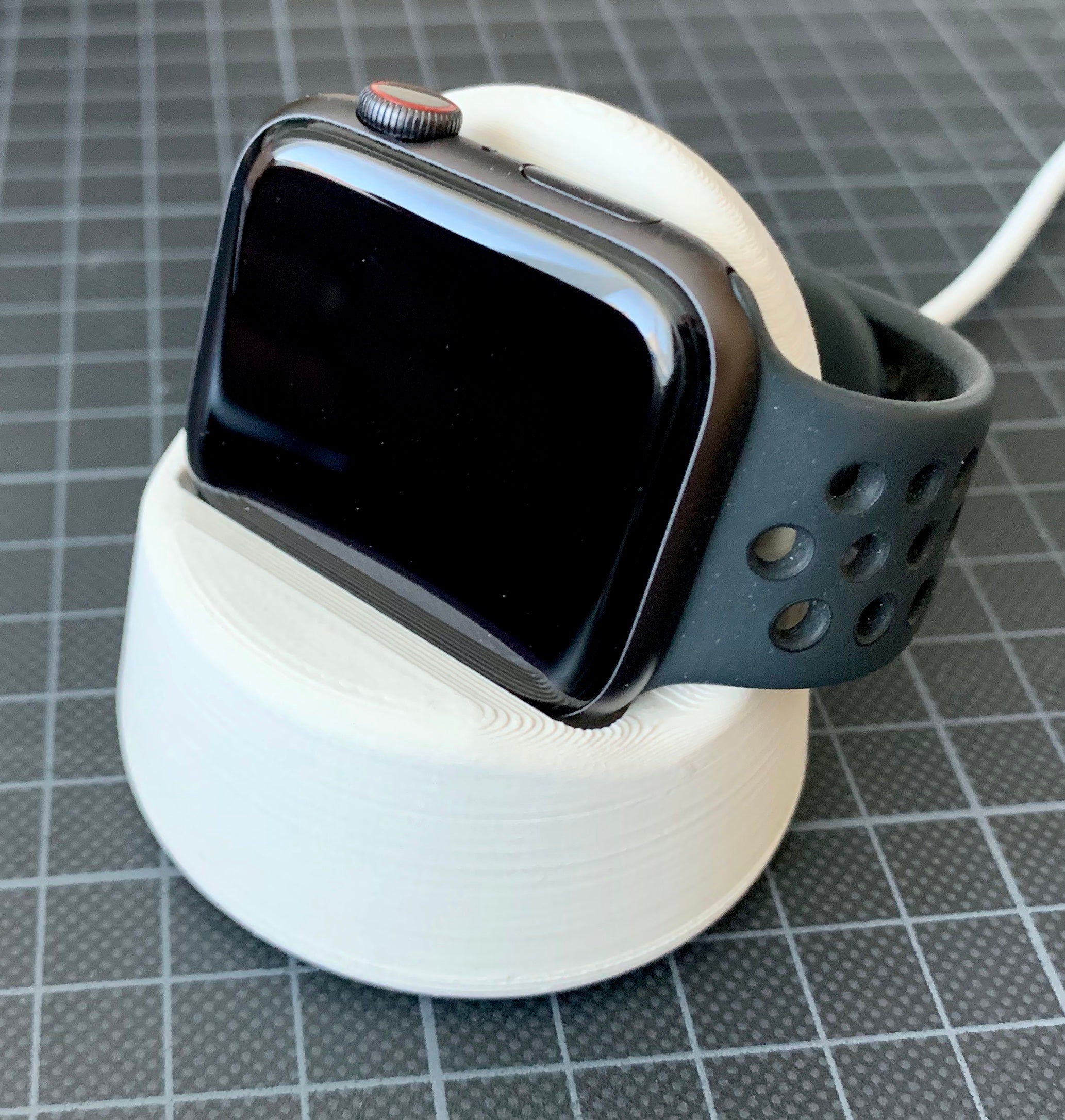 Apple Watch-Ständer mit versteckter Kabelführung und rutschfester Basis