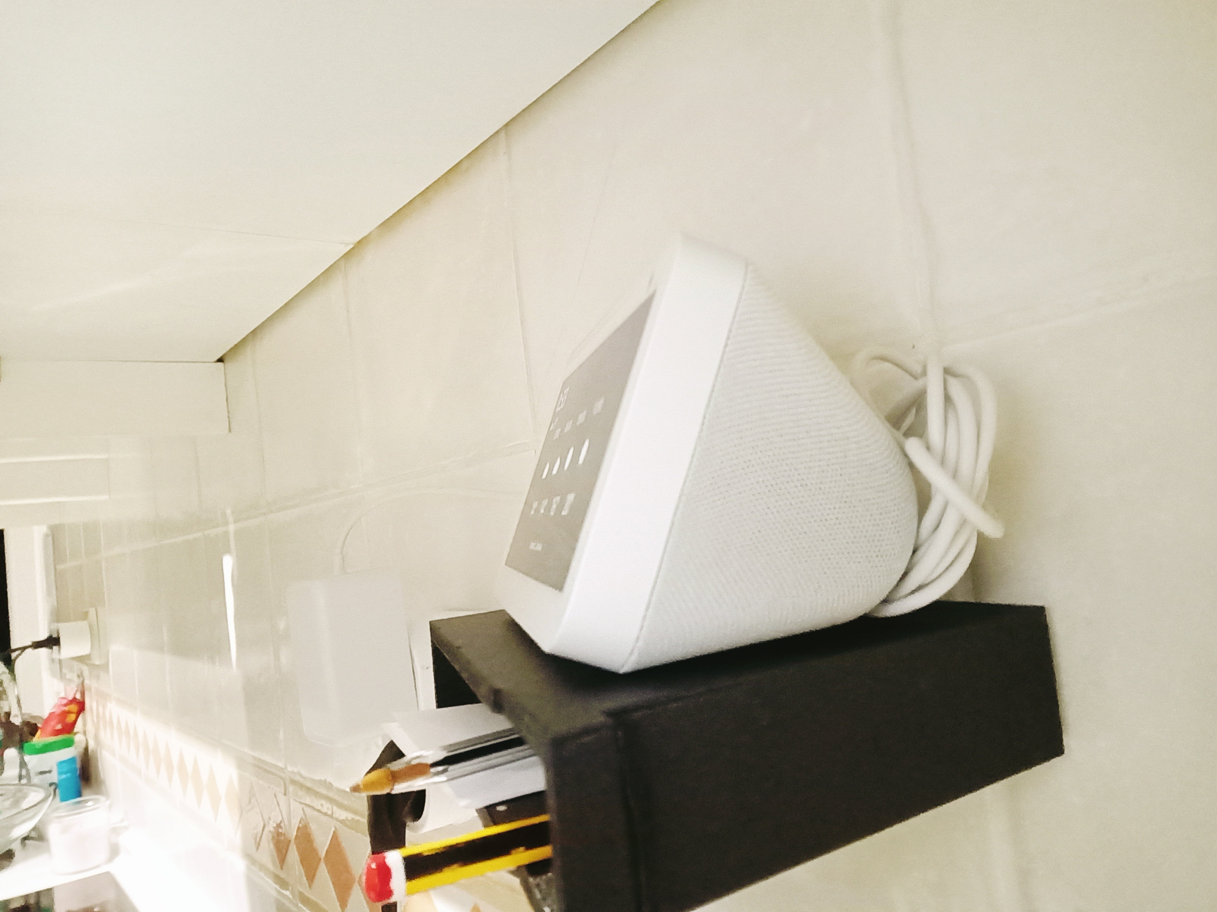 Platzsparende Wandhalterung für Amazon Echo Show