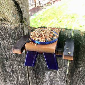Eichhörnchen-Futterbank im Picknick-Stil – Zur Zaunmontage