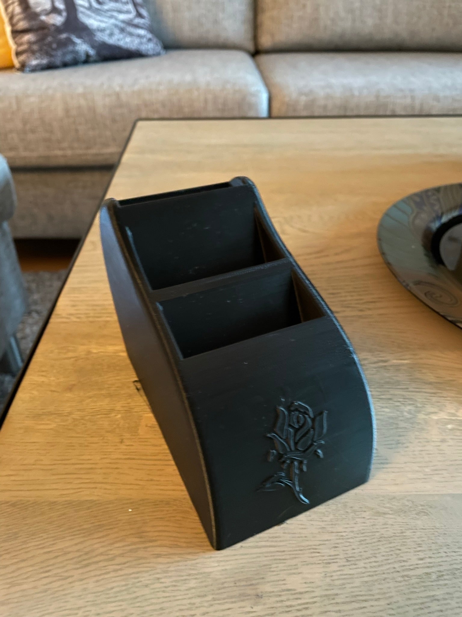 Fernbedienungshalter mit PLA-Aufdruck