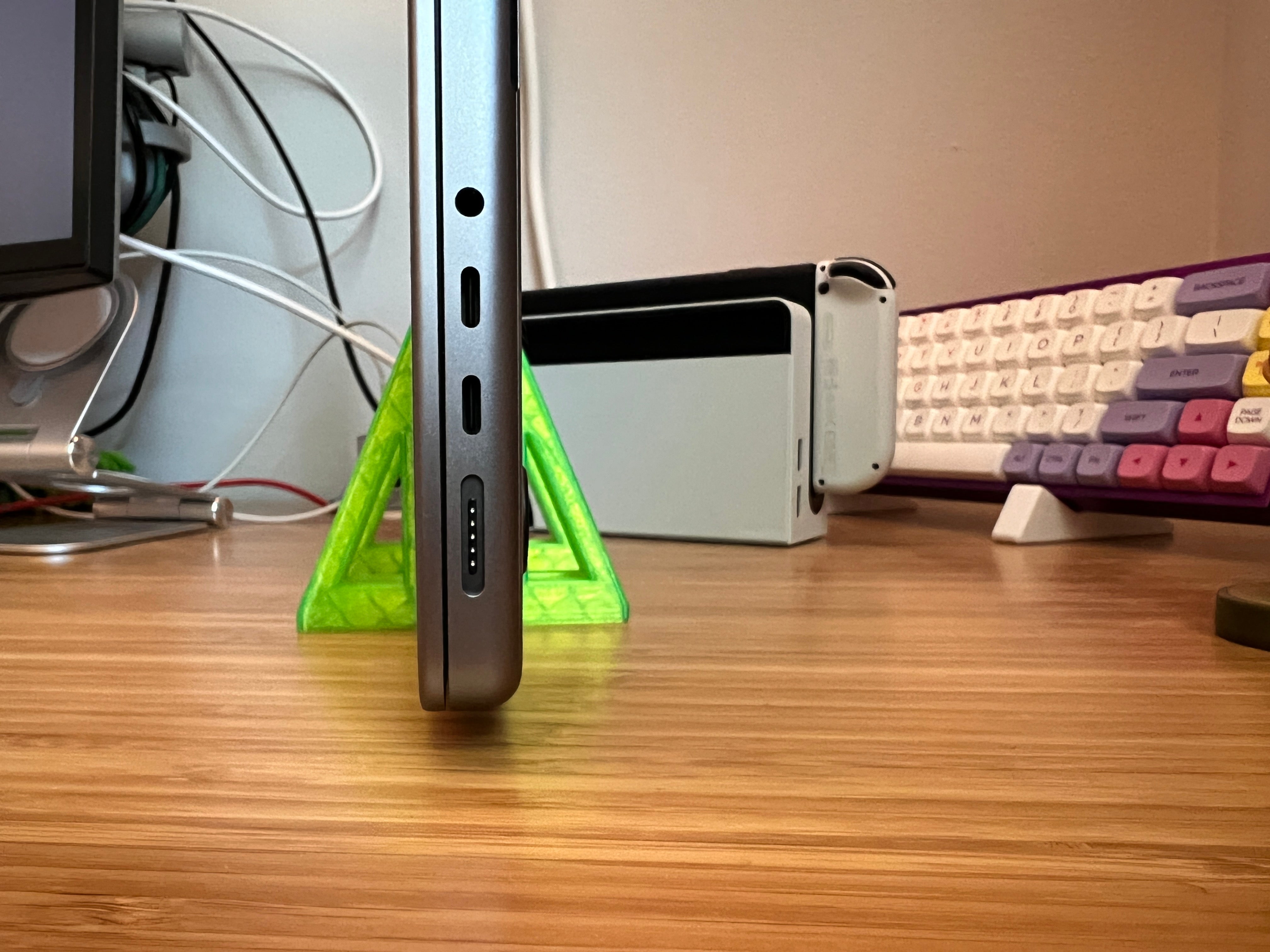 Vertikaler Ständer für MacBook Pro 14"