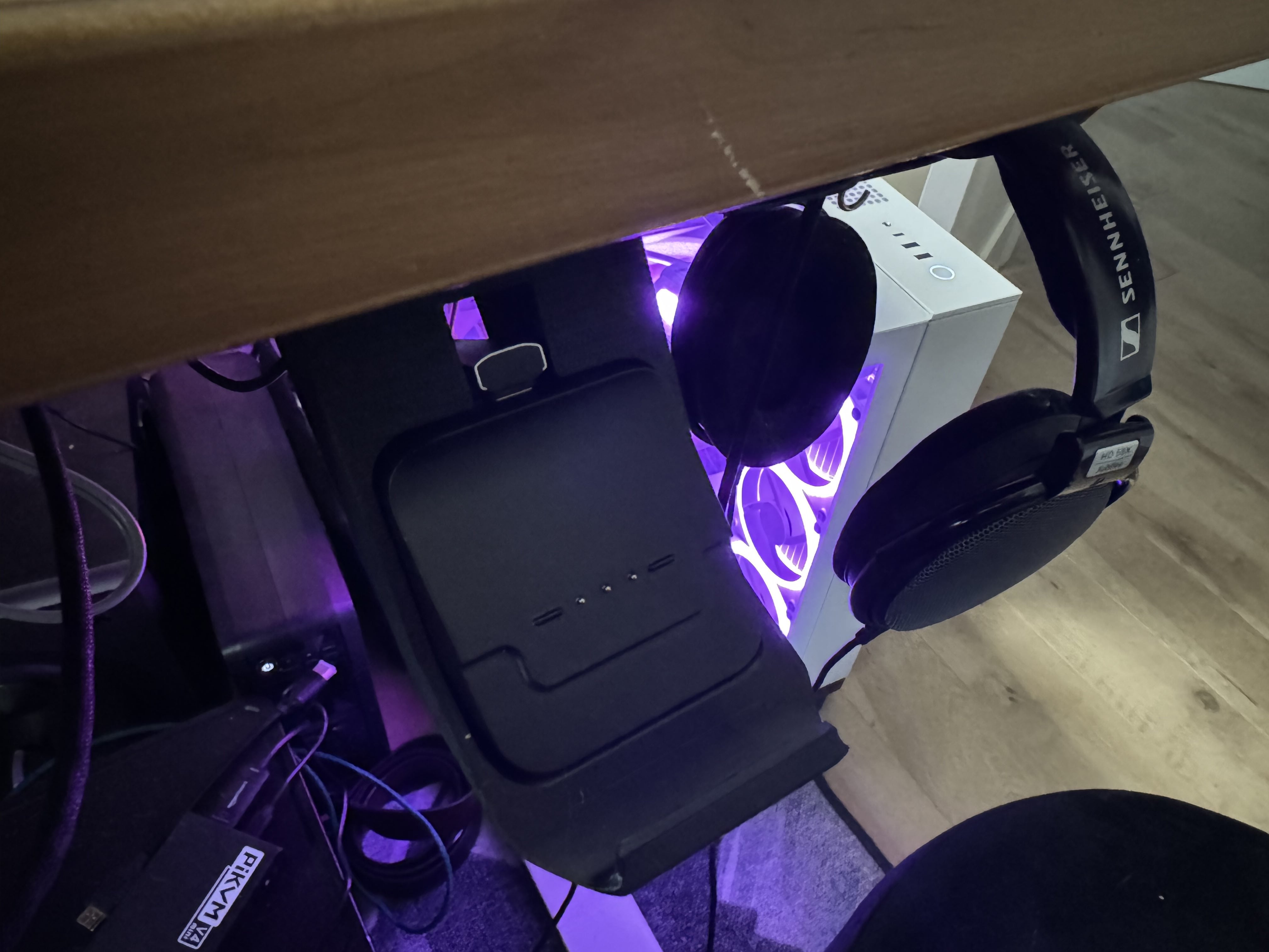 Ladehalterung für den Xbox Elite Controller unter dem Schreibtisch