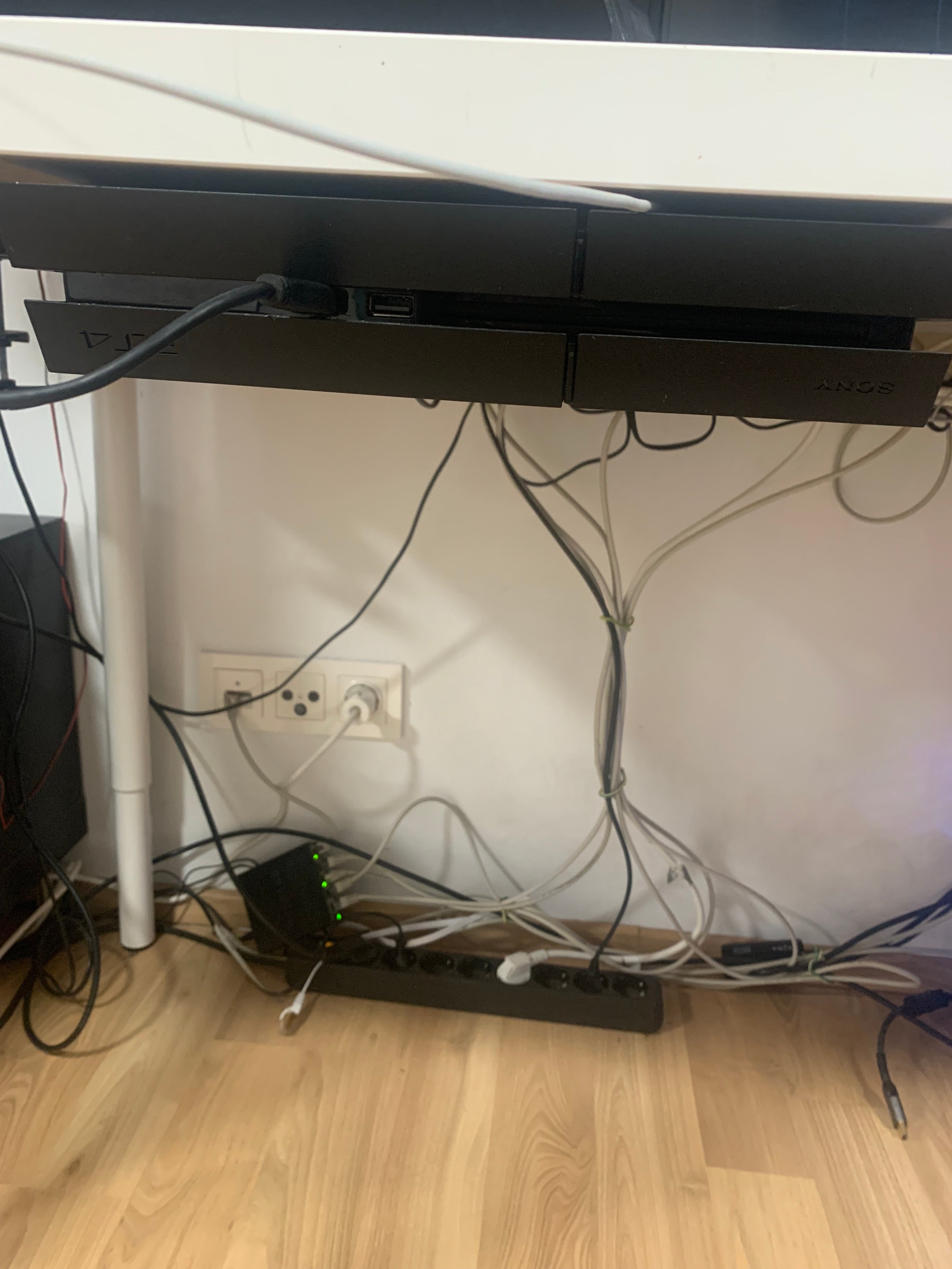 PS4-Montagesystem unter dem Schreibtisch