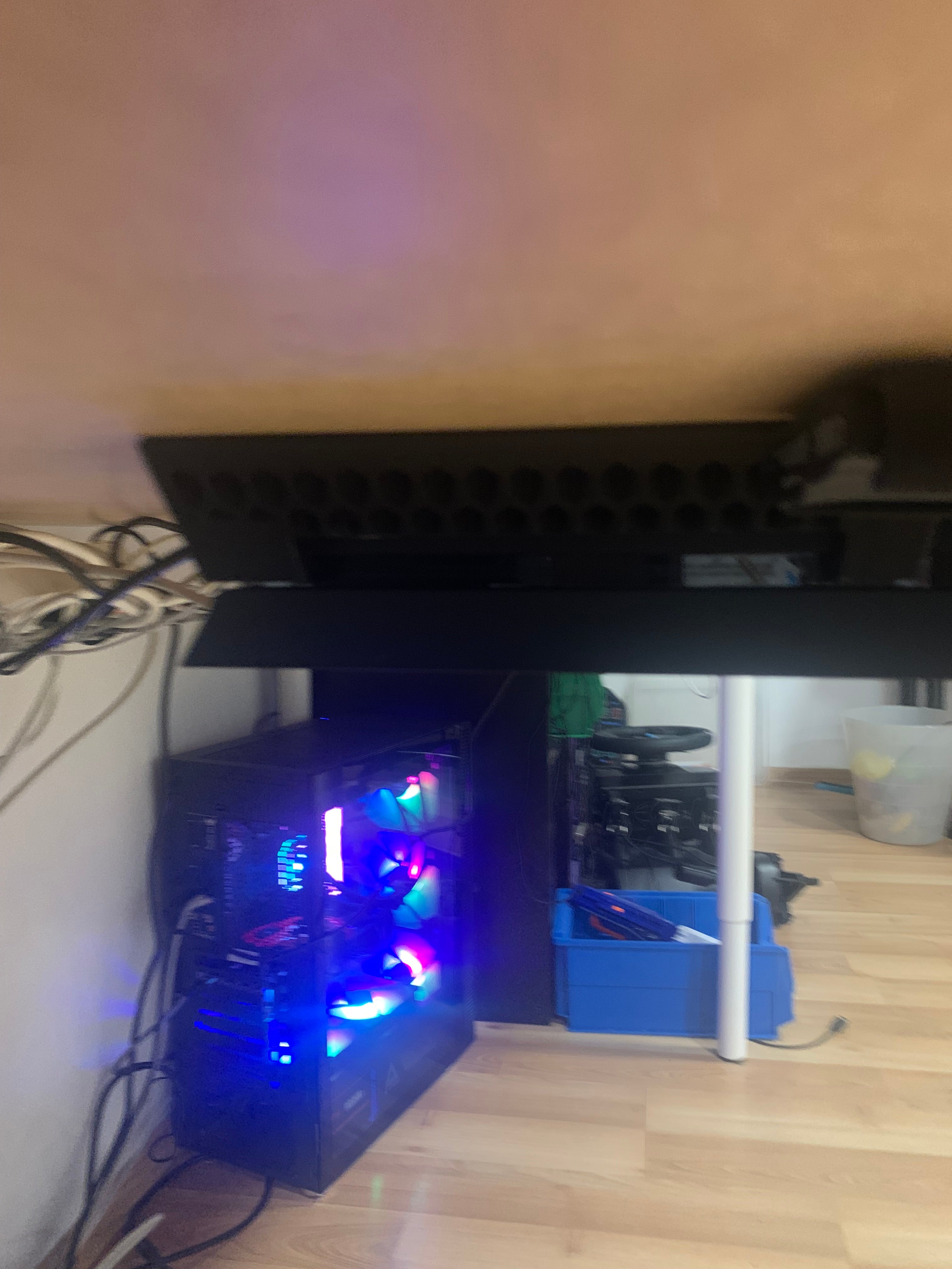 PS4-Montagesystem unter dem Schreibtisch