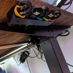 Kabelorganizer für USB-Kabel unter dem Schreibtisch