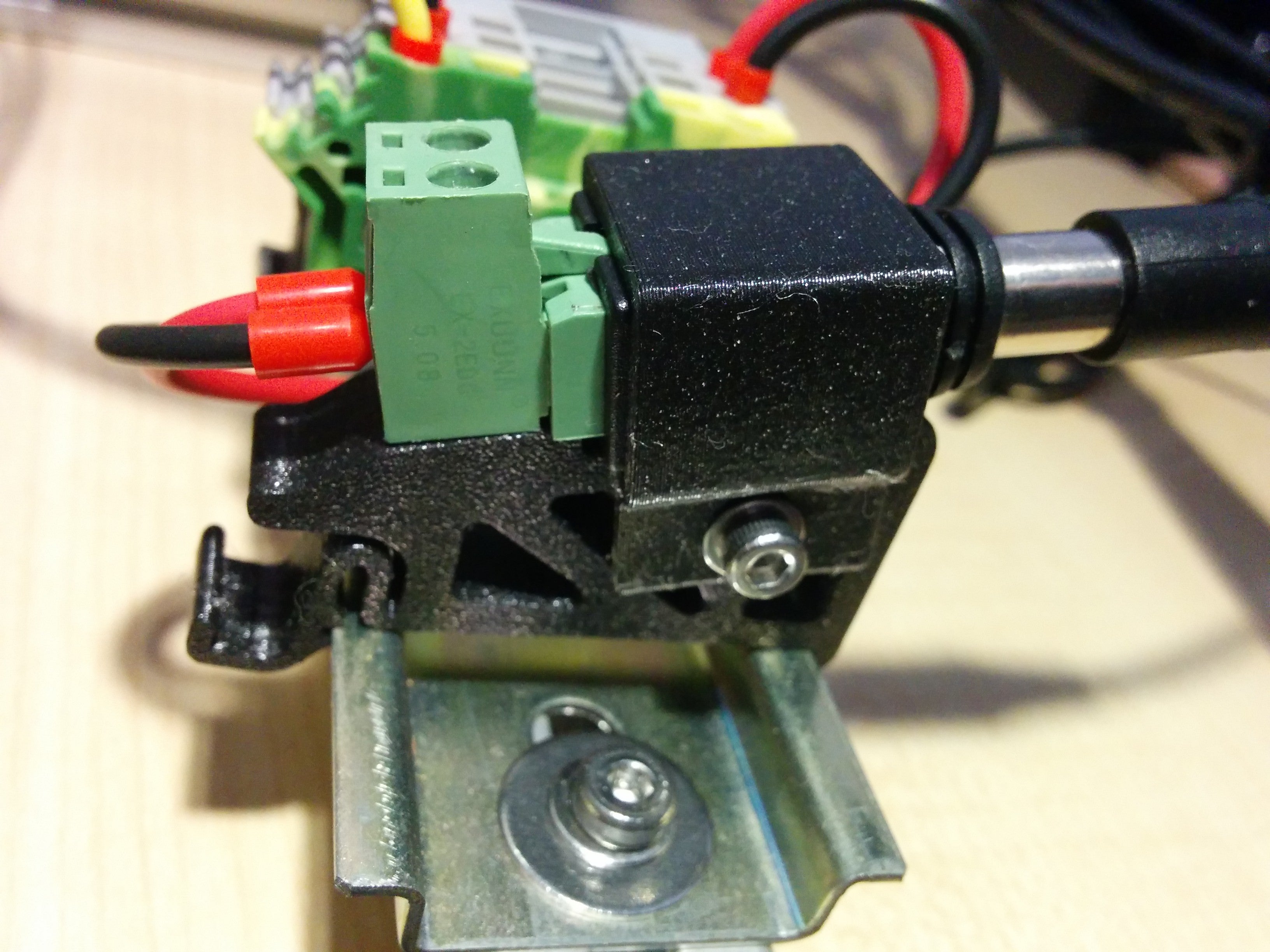 Hohlsteckeradapter für DIN-Schienenmontage