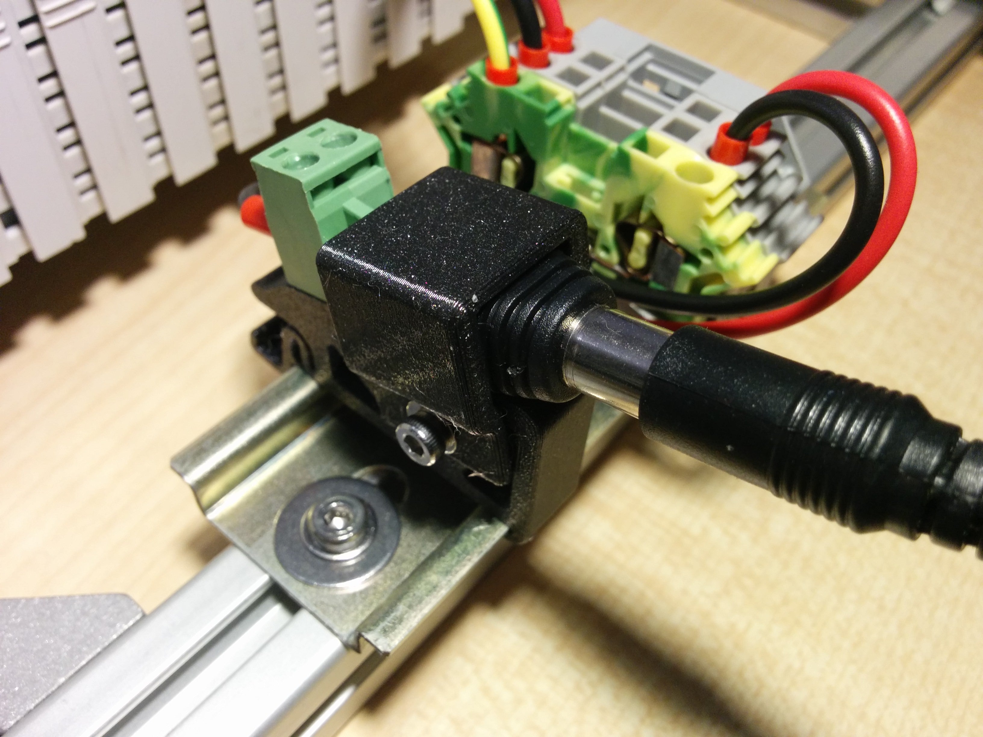 Hohlsteckeradapter für DIN-Schienenmontage