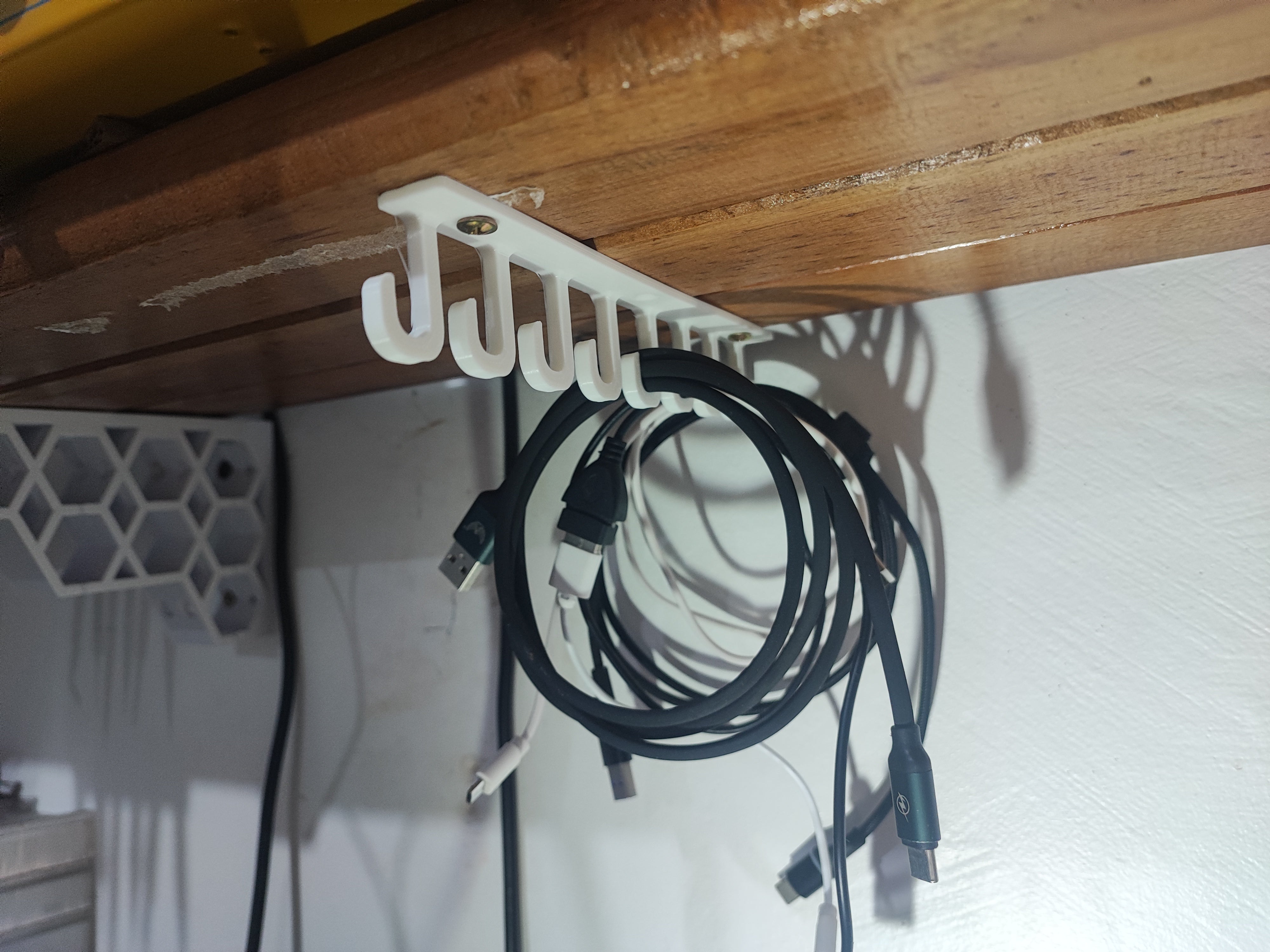 Kabelaufhänger/Haken unter dem Regal