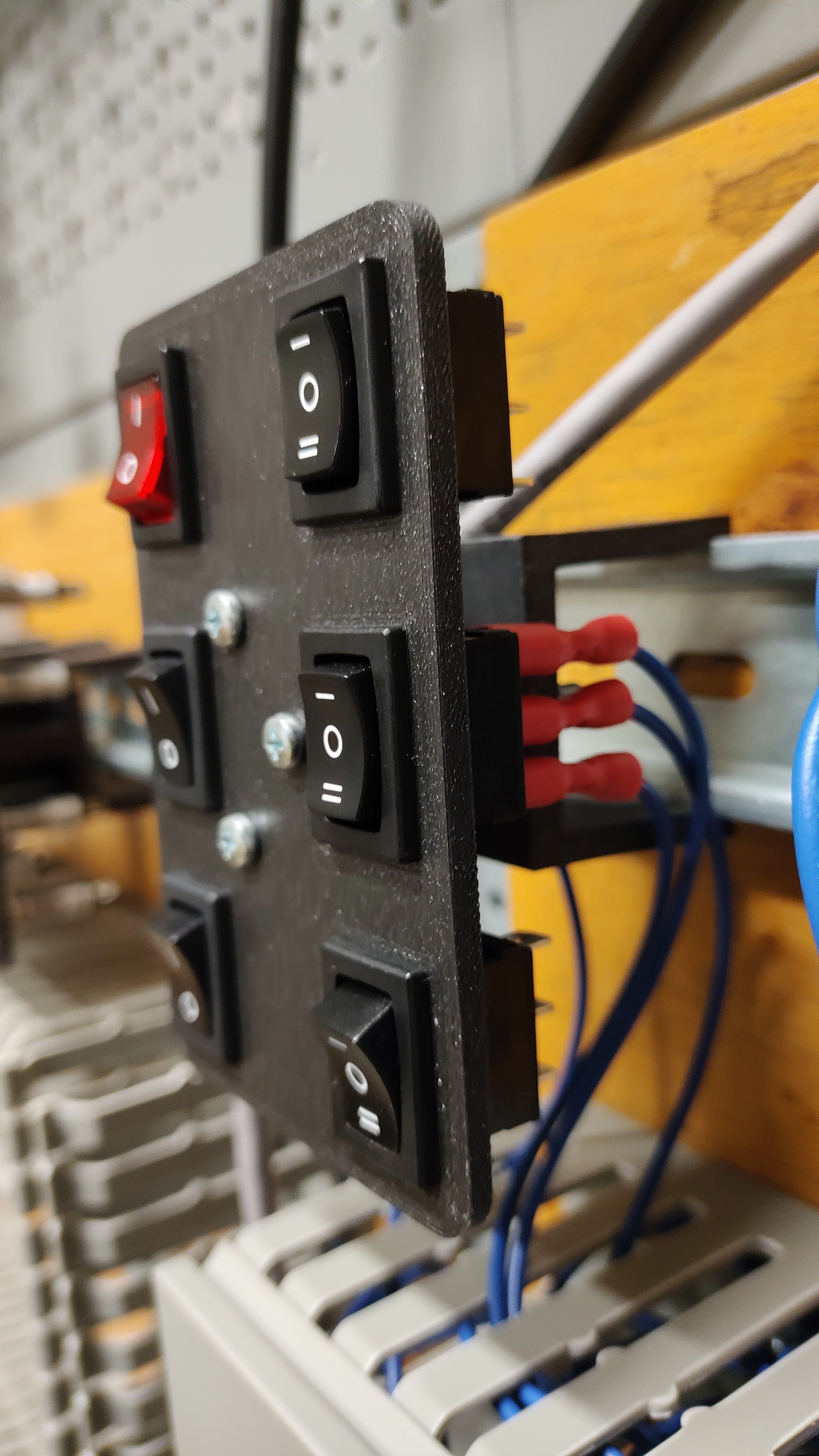 Halterung für Taster und LED auf DIN-Schiene