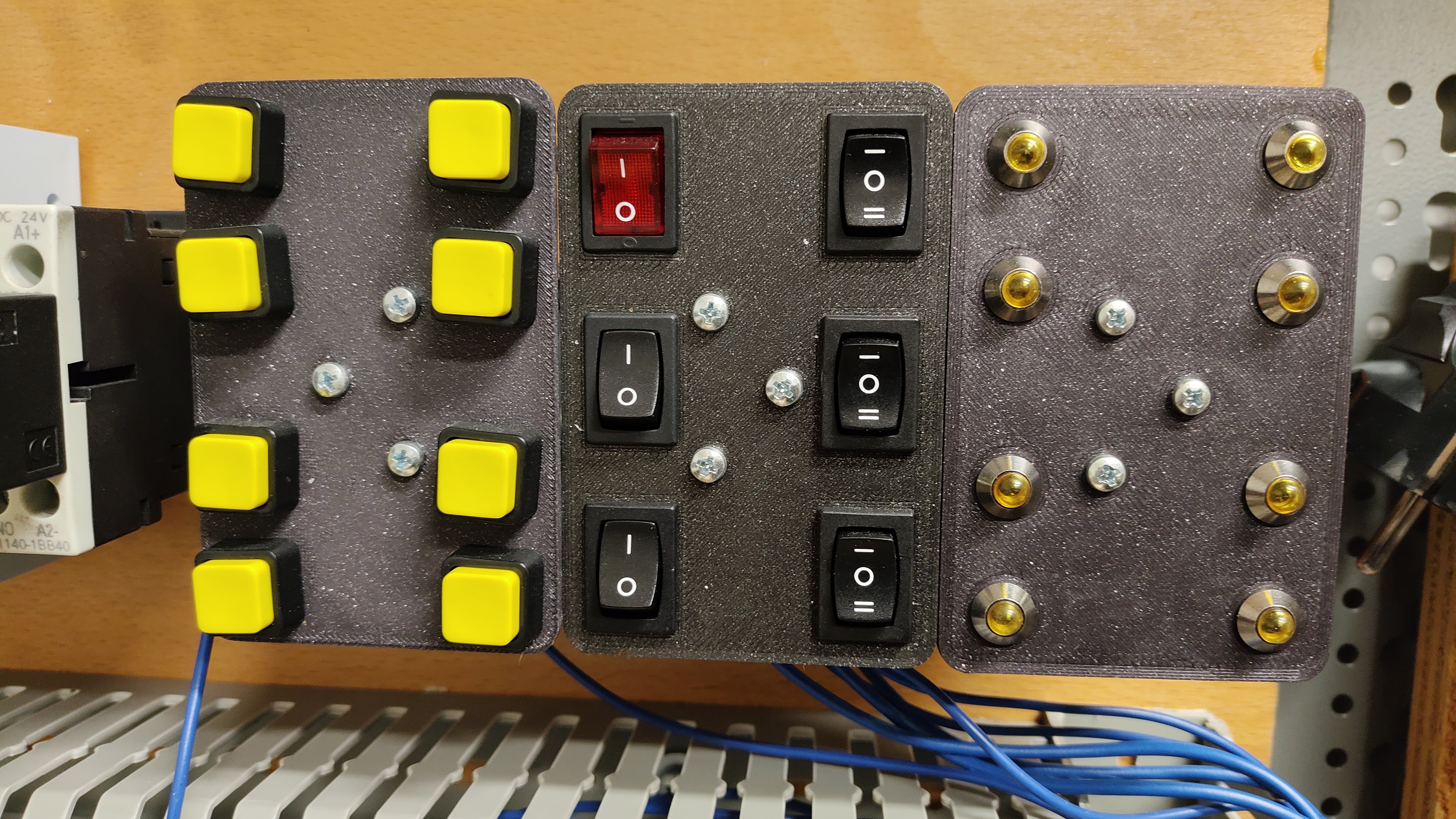 Halterung für Taster und LED auf DIN-Schiene