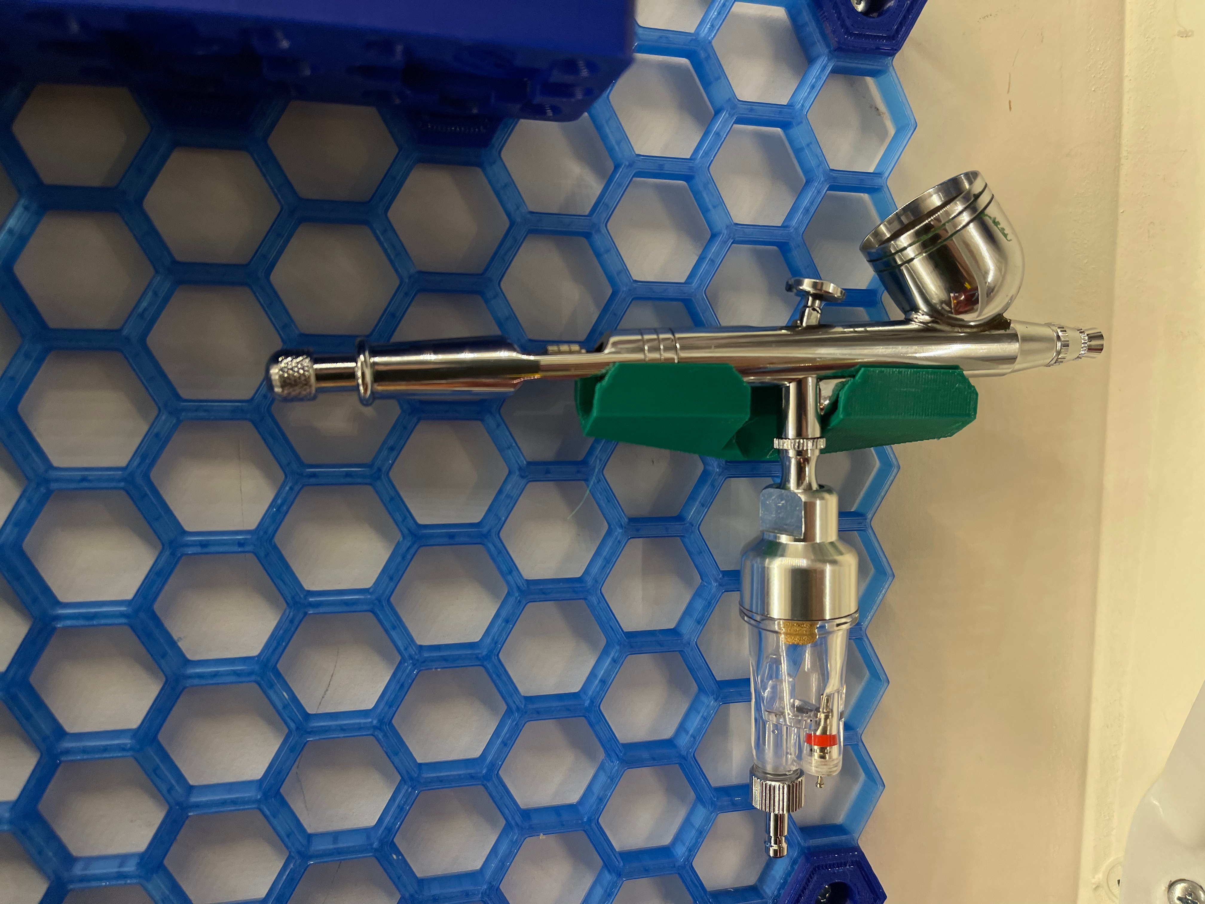 Airbrush-Halter für Waben-Aufbewahrungswand