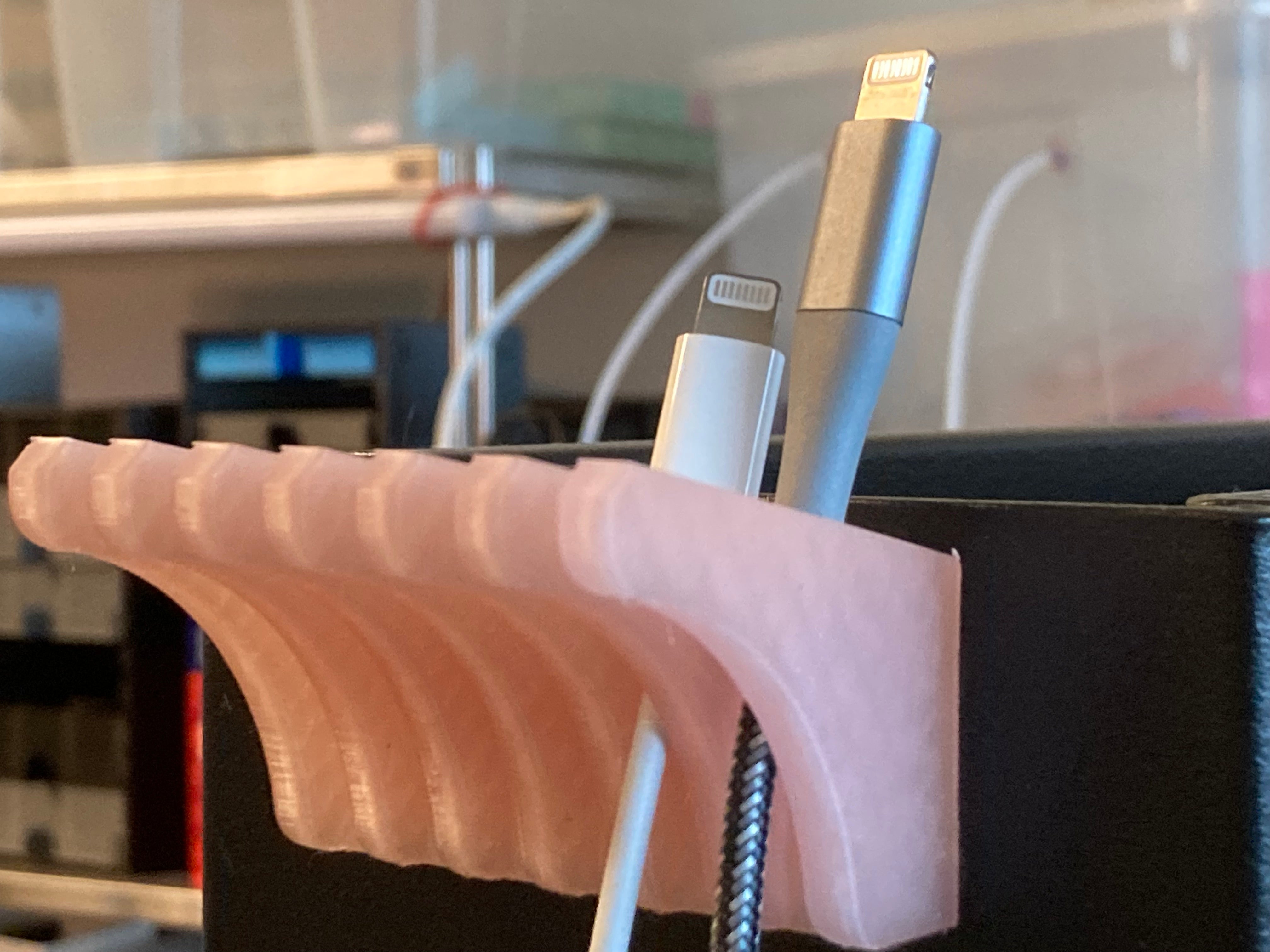 USB-Kabelhalter mit magnetischem Loch