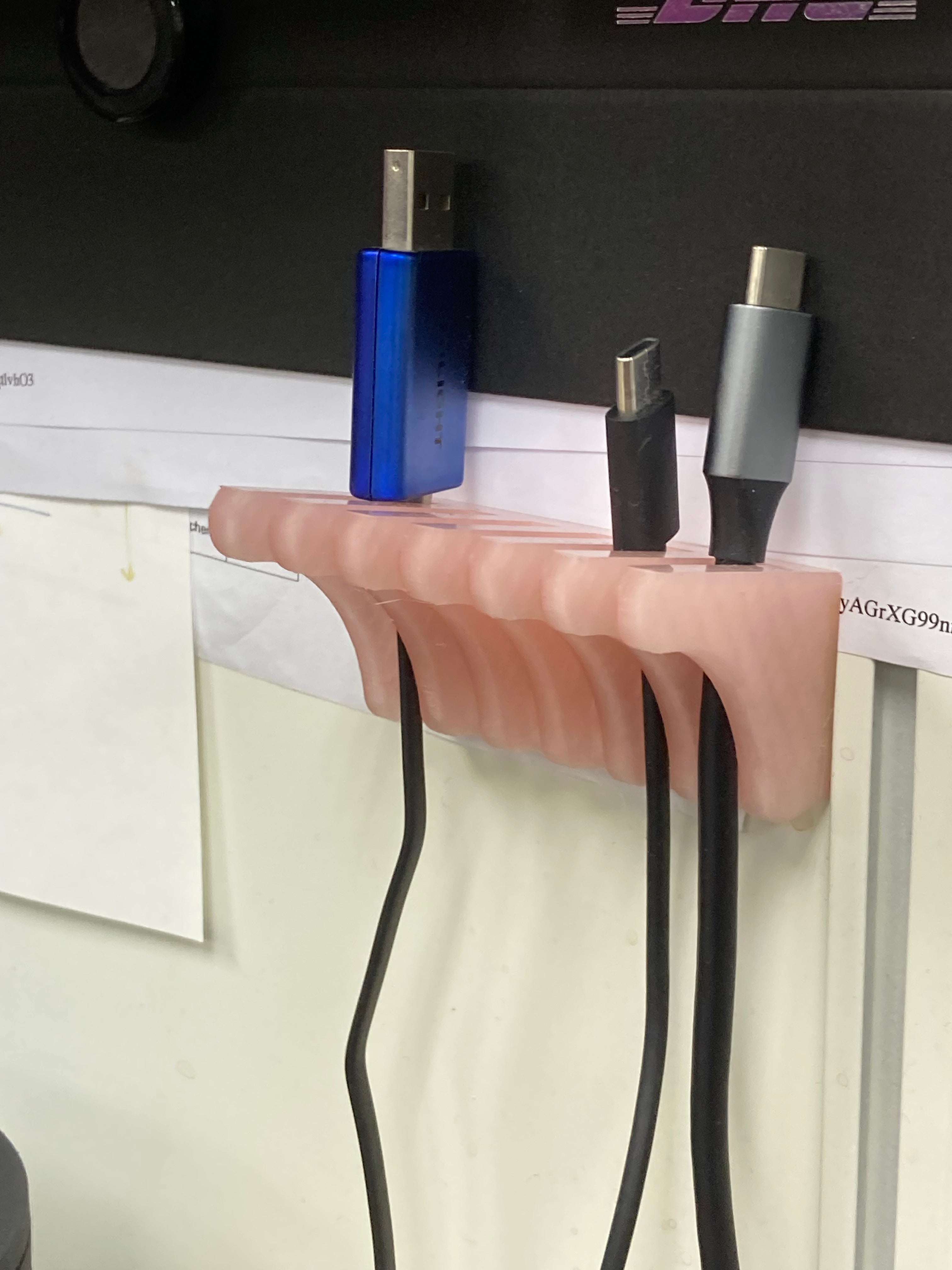 USB-Kabelhalter mit magnetischem Loch