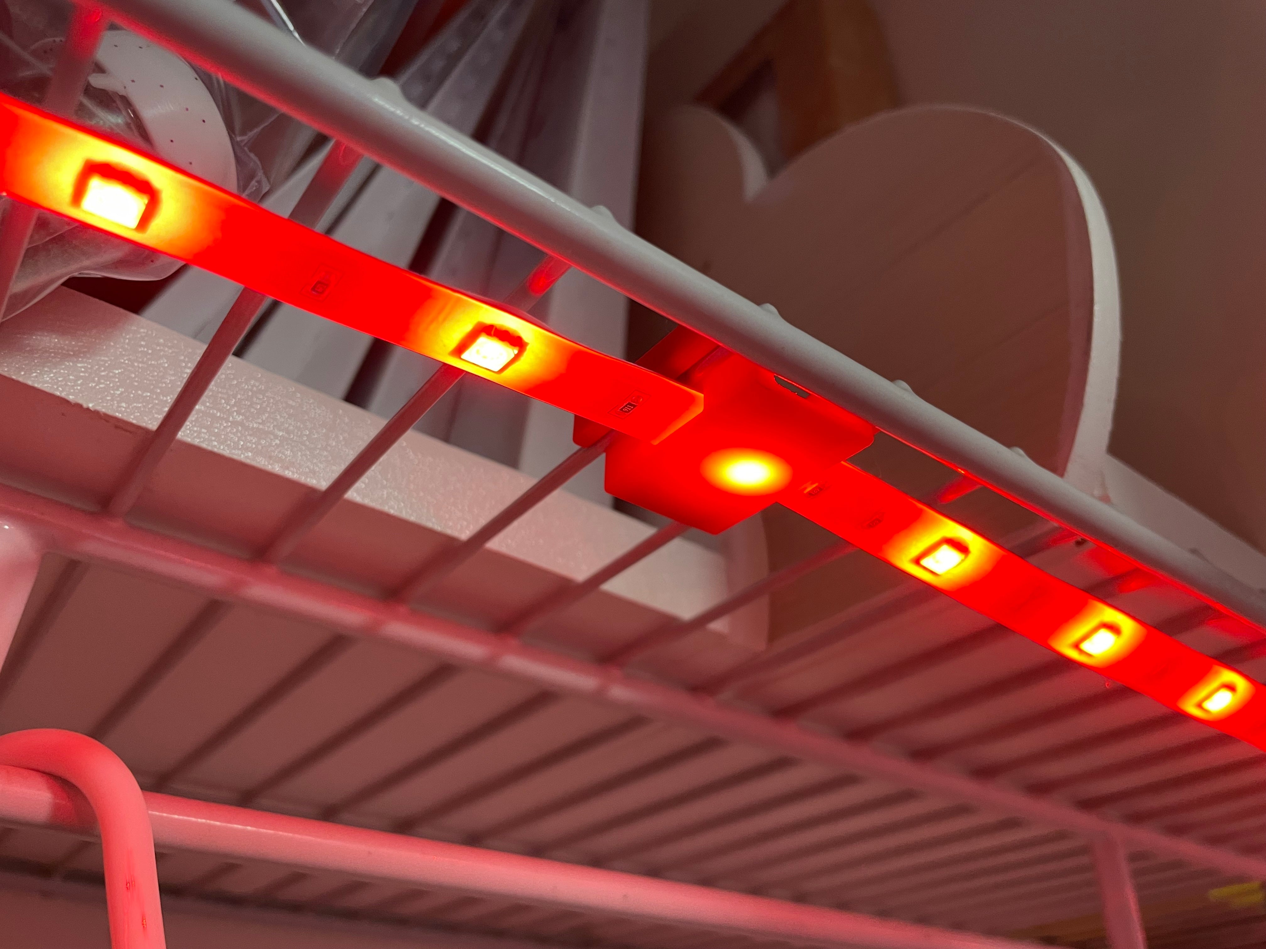 LED-Streifenaufhänger für Gitterregale