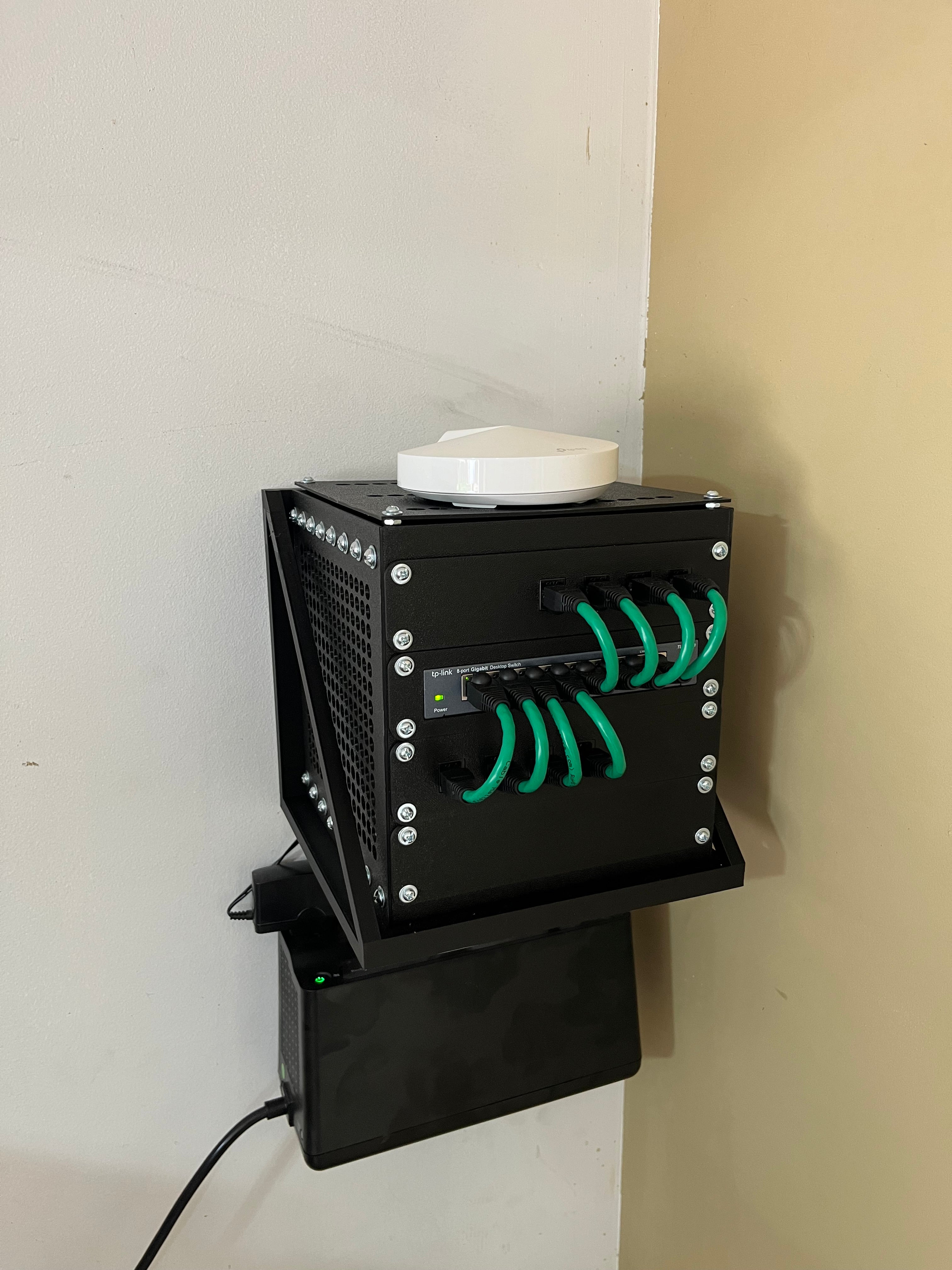 Wandhalterung/Ablage für Mini-Server-Rack