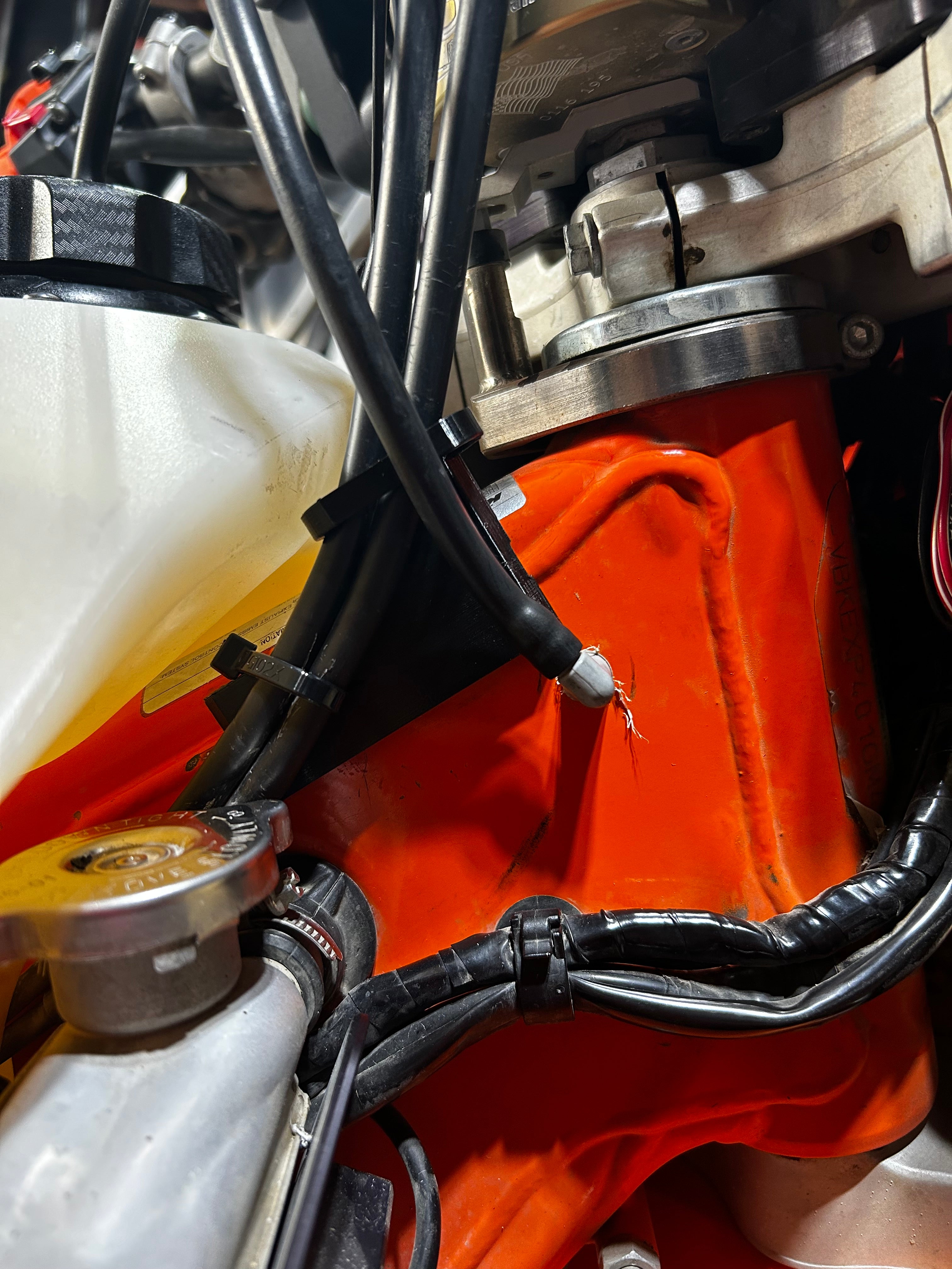 KTM 500 Gaszughalterung – Langlebige Kabelhalterungen für Dirtbikes