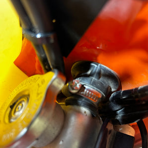 KTM 500 Kabelhalterung für Gaszug - Schutzmontage für Dirtbike