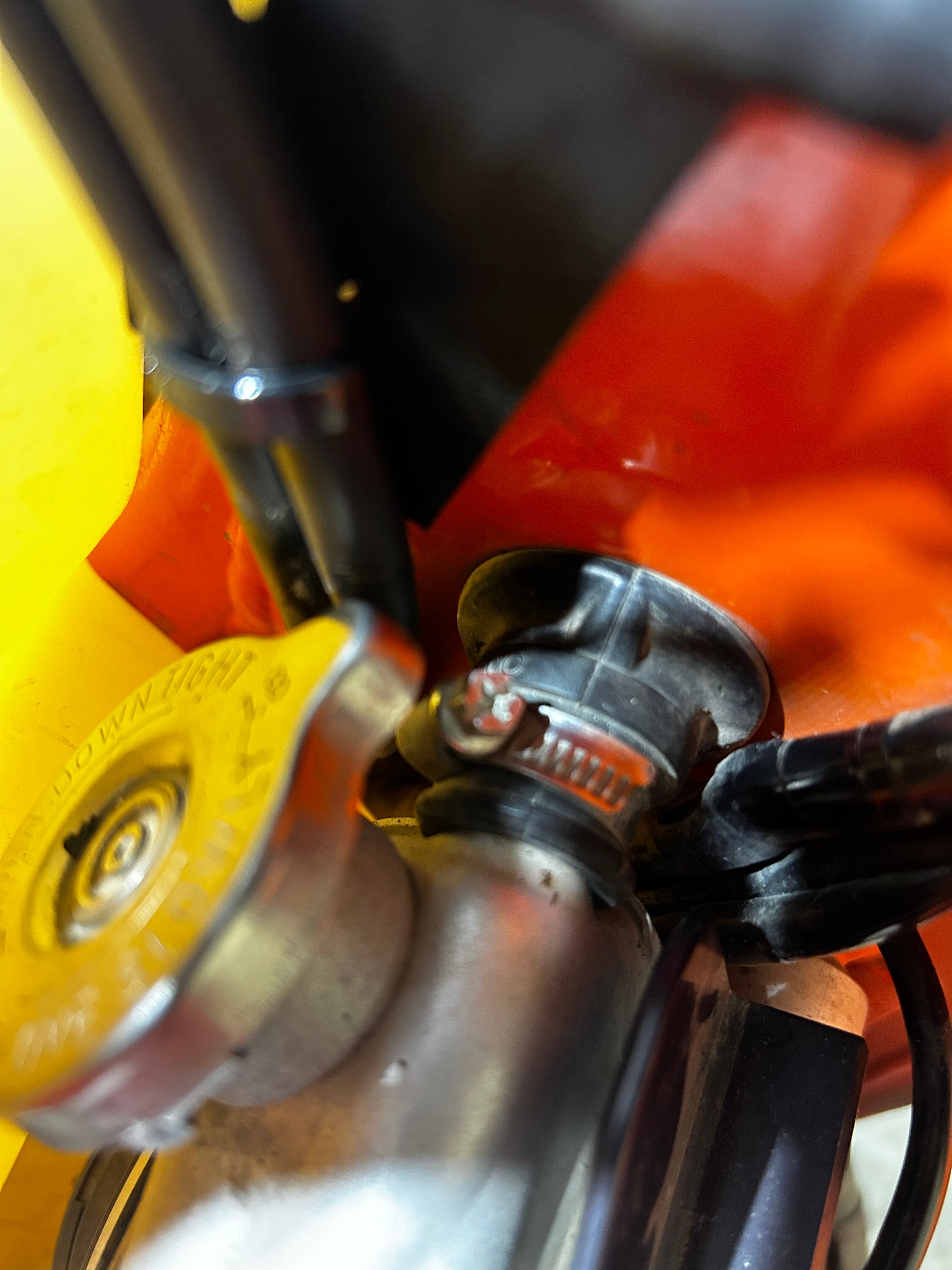 KTM 500 Gaszughalterung – Langlebige Kabelhalterungen für Dirtbikes