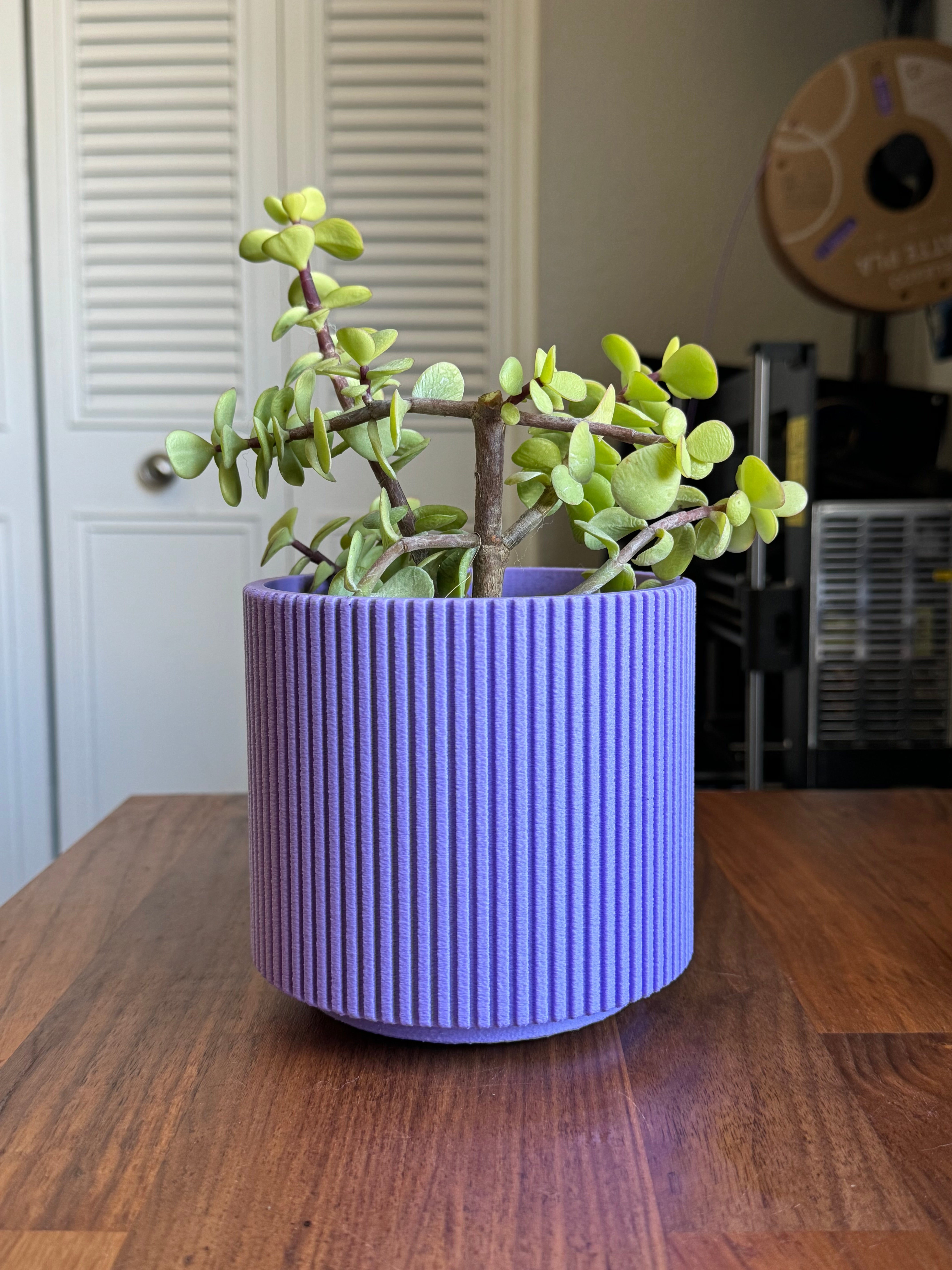 Mid Century Modern Plant Pot med Drypbakke - Liniære Riller