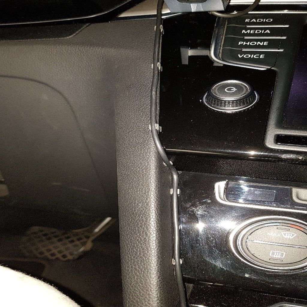 VW Passat B8 Ladekabelclip