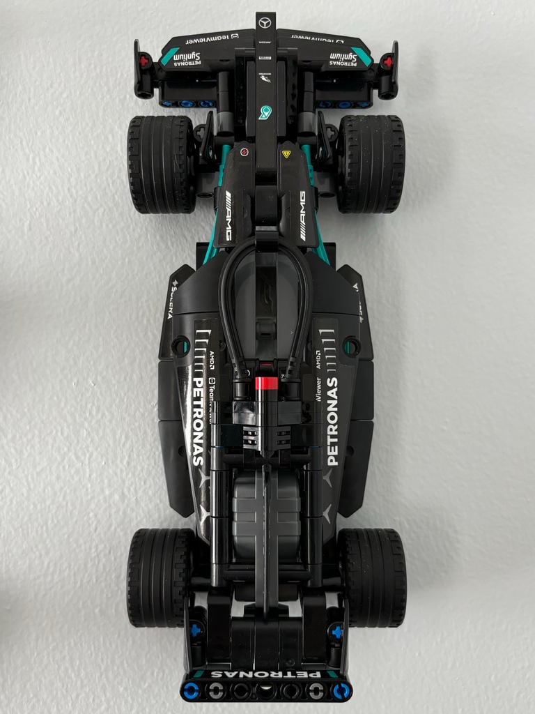 Lego 42165 Mercedes-AMG F1 W14 Rückziehbares Wandmontage-Display