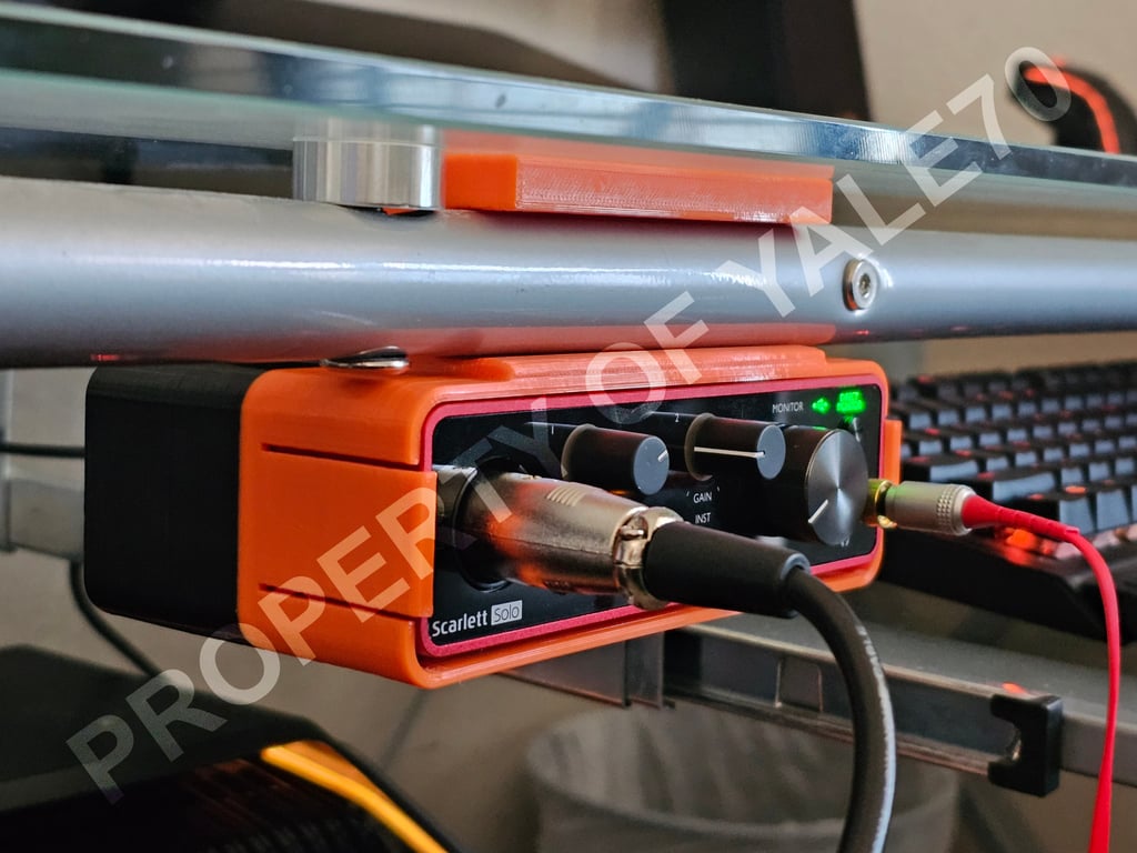 Pladsbesparende Montering til Focusrite Scarlett Solo Gen 3 på Realspace Zentra Glasbord
