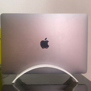 BookArc: Platzsparender vertikaler Ständer für MacBook Pro 13"