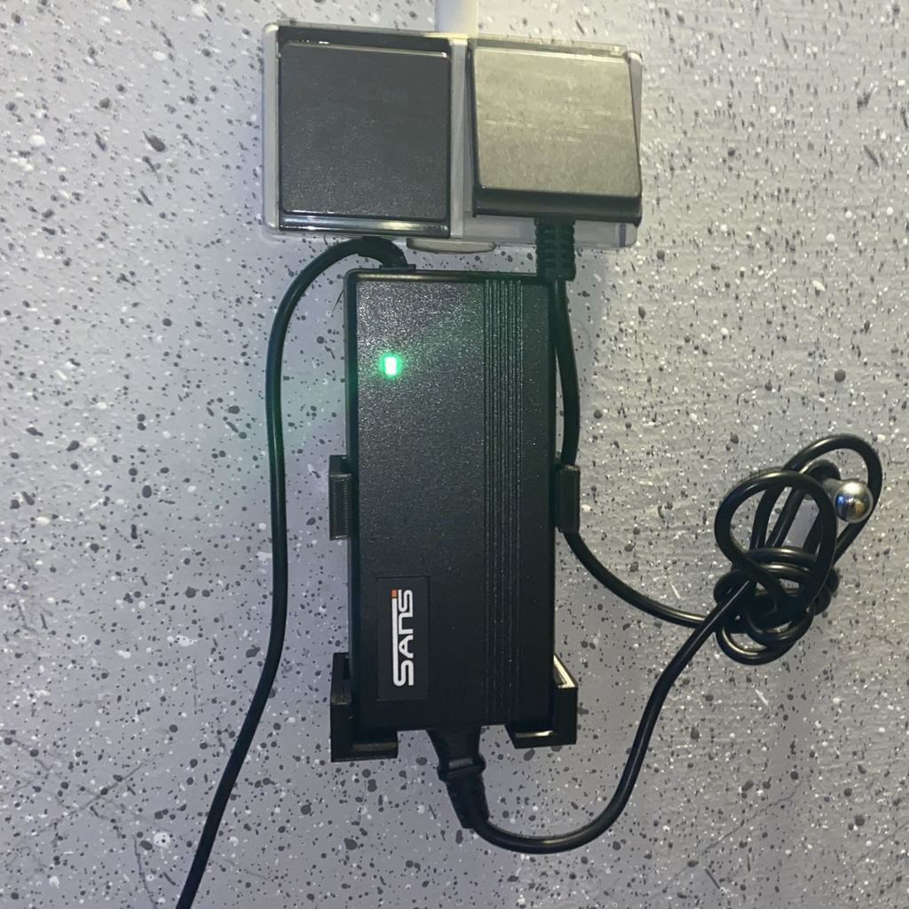 Vægmontering til NCM Elcykel Batterioplader (Type DC483DE 48V 3A)