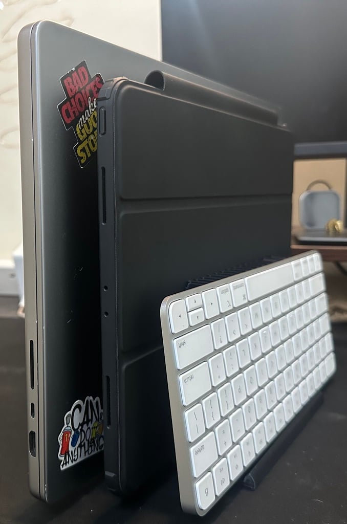 Vertikaler Ständer für 16-Zoll-Laptop, 12,9-Zoll-iPad und iPhone/Tastatur