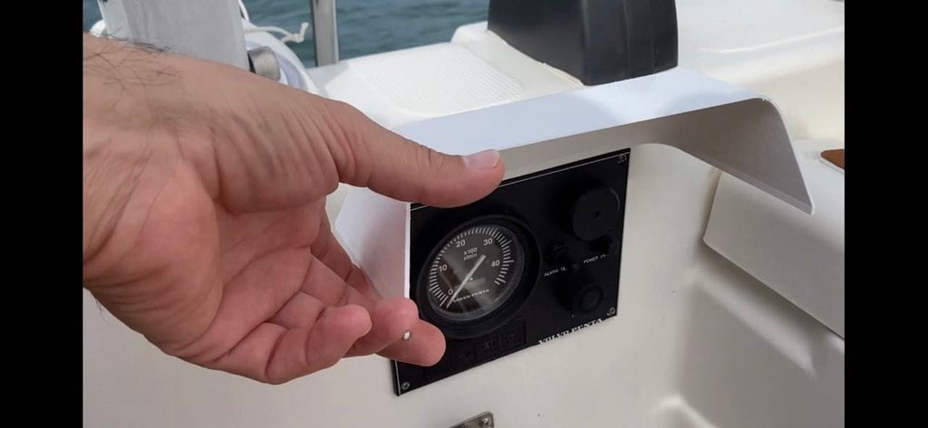 Klappdeckel für Panel am Bootsmotor