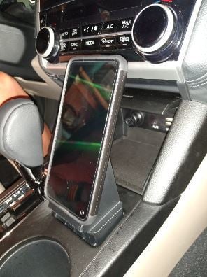 Magnetischer Handyhalter für die Mittelkonsole des Subaru Outback 2018